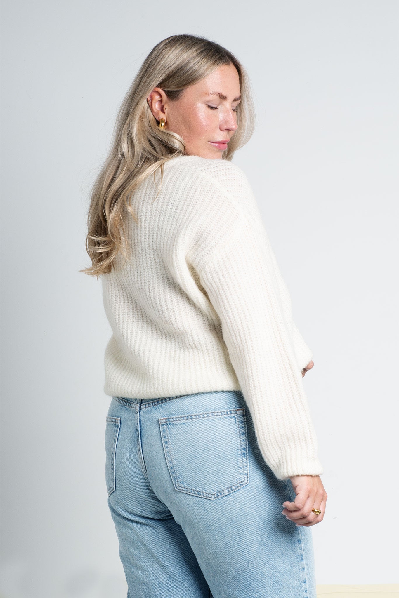 Strickpullover mit V-Ausschnitt Weiß Offwhite von hinten