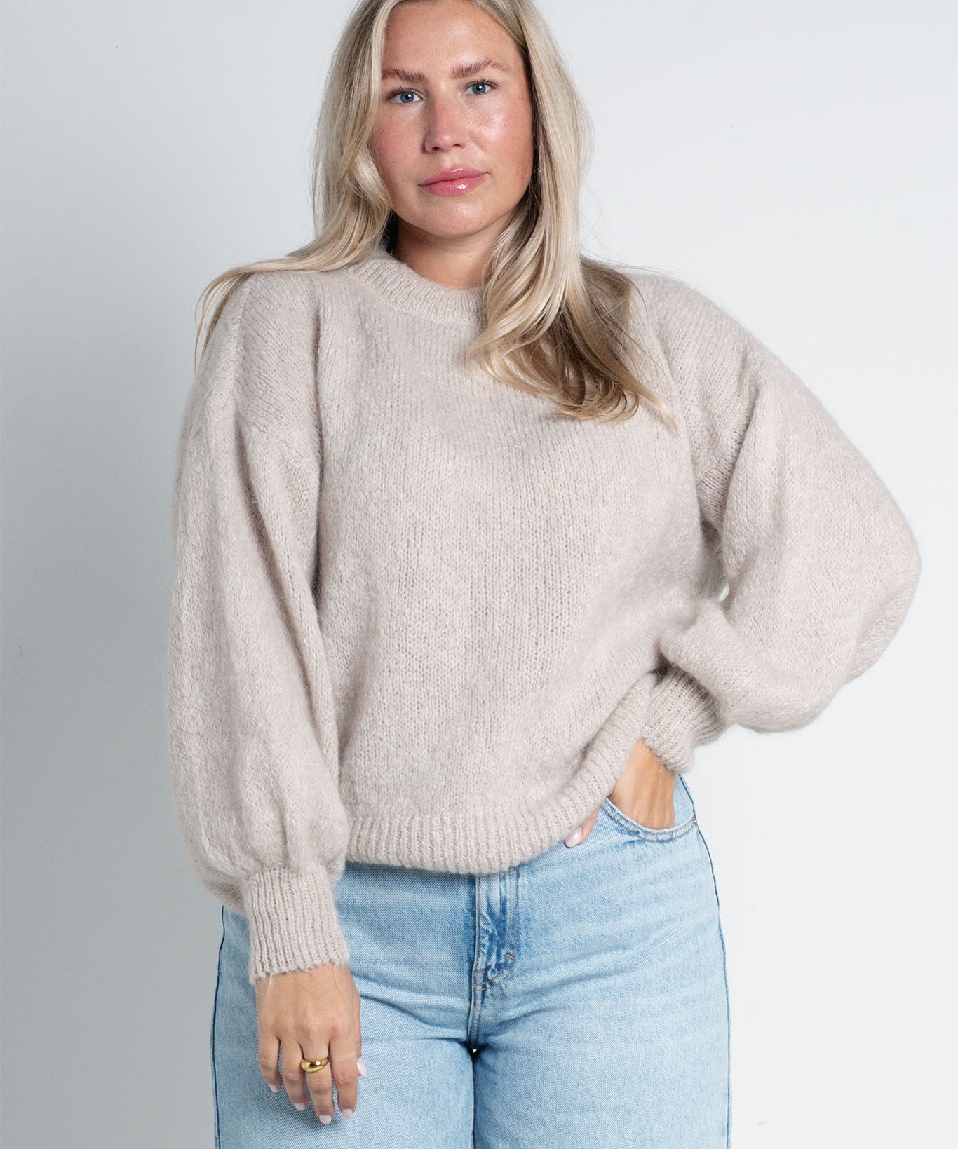 Strickpullover mit Rundhals & puffigen Ärmeln Beige von vorne