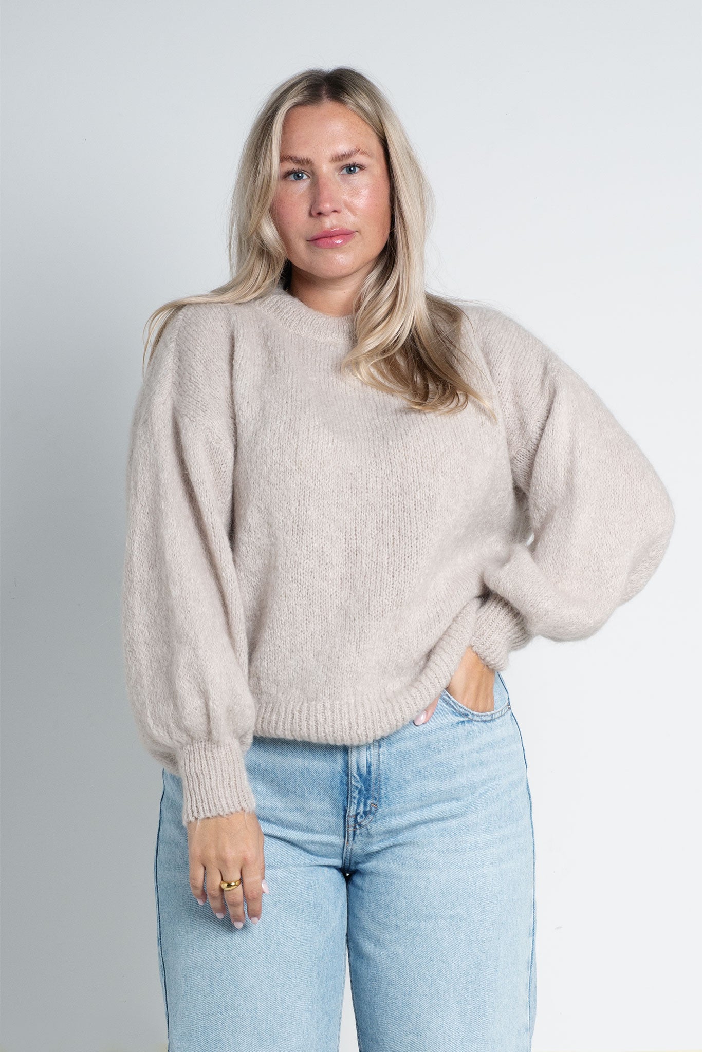 Strickpullover mit Rundhals & puffigen Ärmeln Beige von vorne