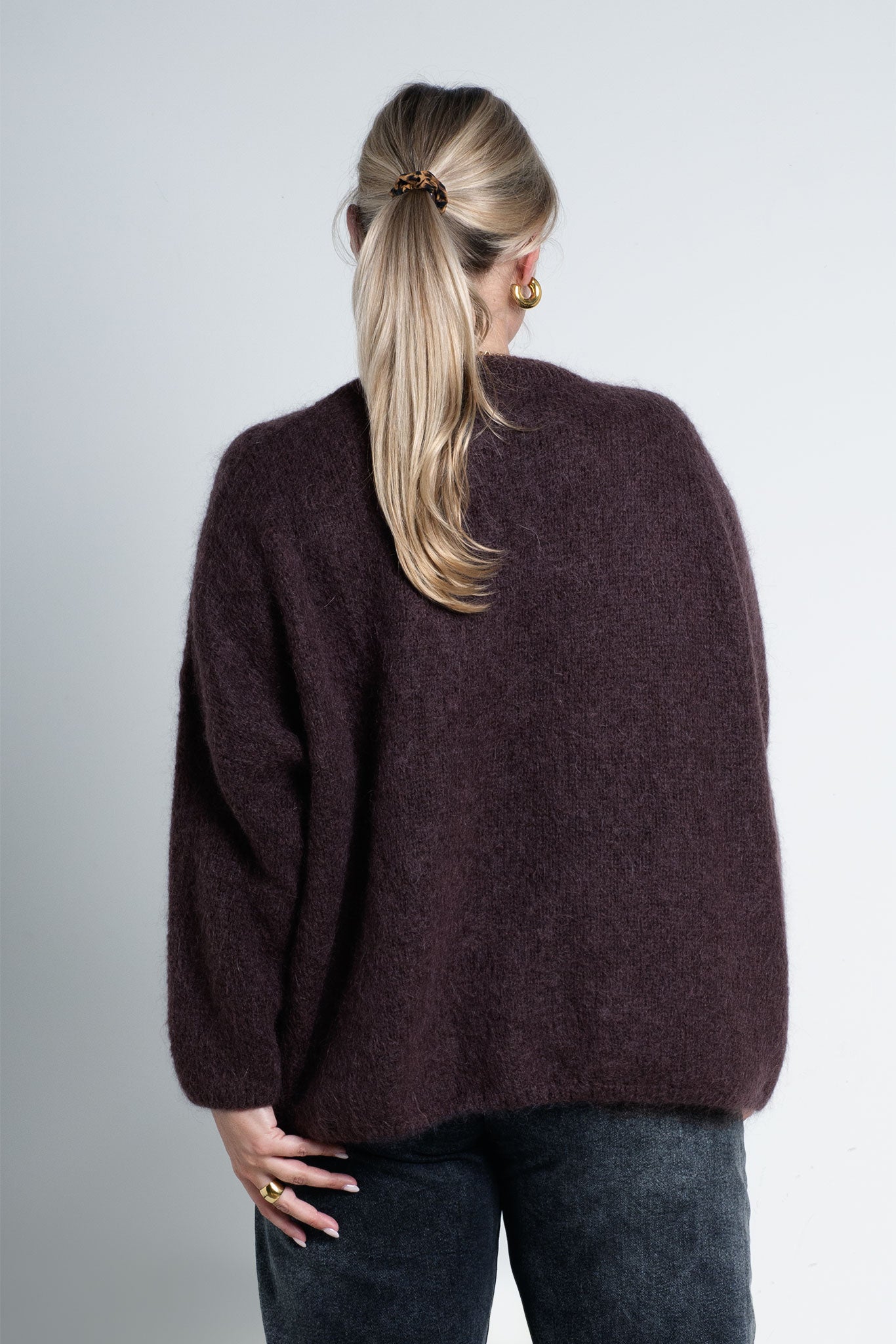 Strickpullover Oversized mit Rundhals Dunkelbraun von hinten