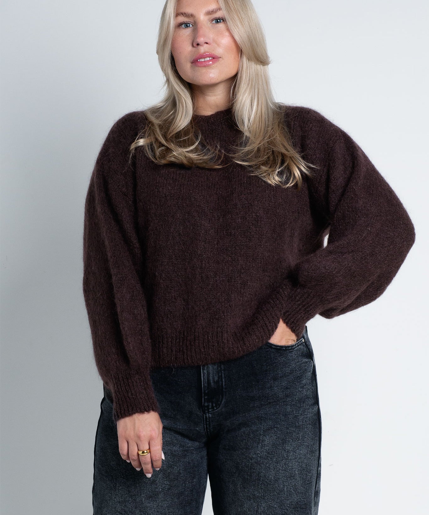 Strickpullover mit Rundhals & puffigen Ärmeln Dunkelbraun von vorne