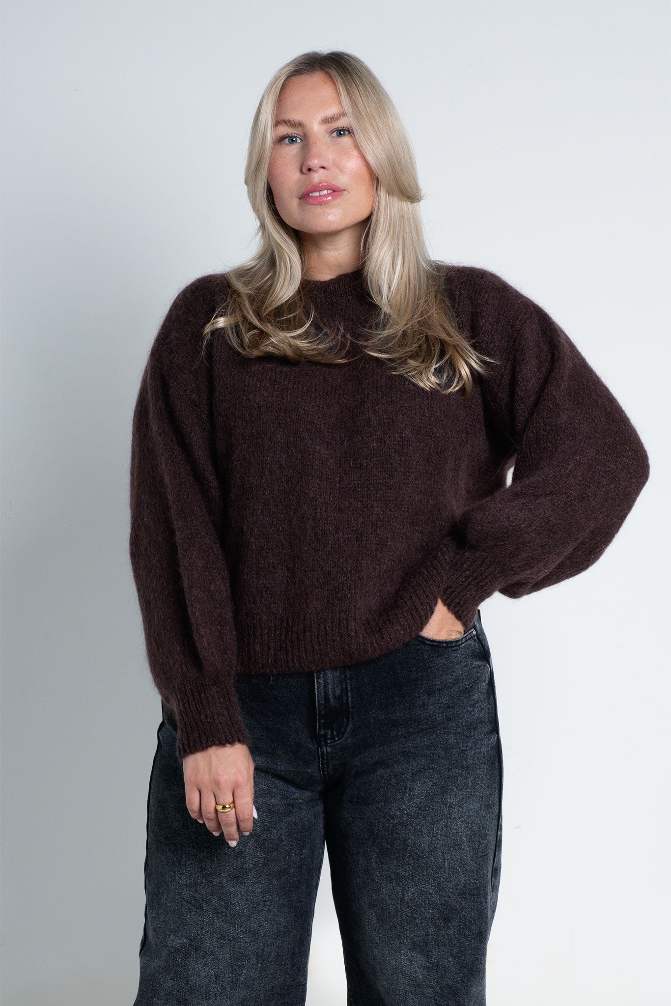 Strickpullover mit Rundhals & puffigen Ärmeln Dunkelbraun von vorne