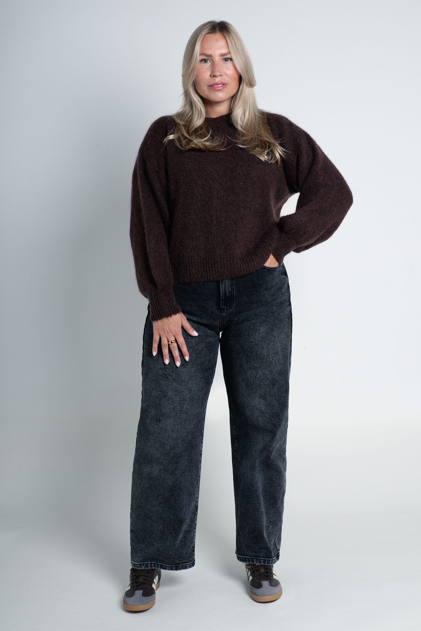 Strickpullover mit Rundhals & puffigen Ärmeln Dunkelbraun Ganzkörper