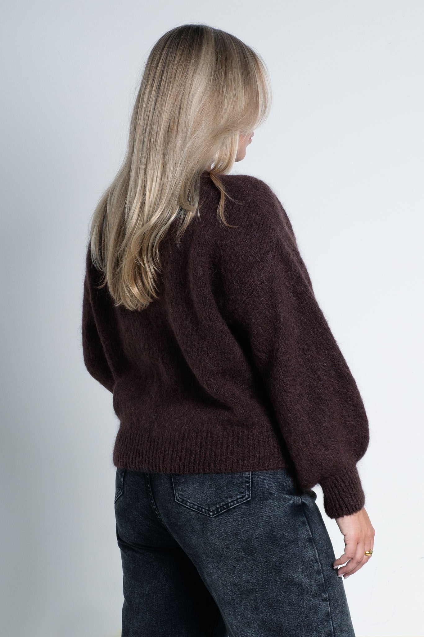 Strickpullover mit Rundhals & puffigen Ärmeln Dunkelbraun von hinten