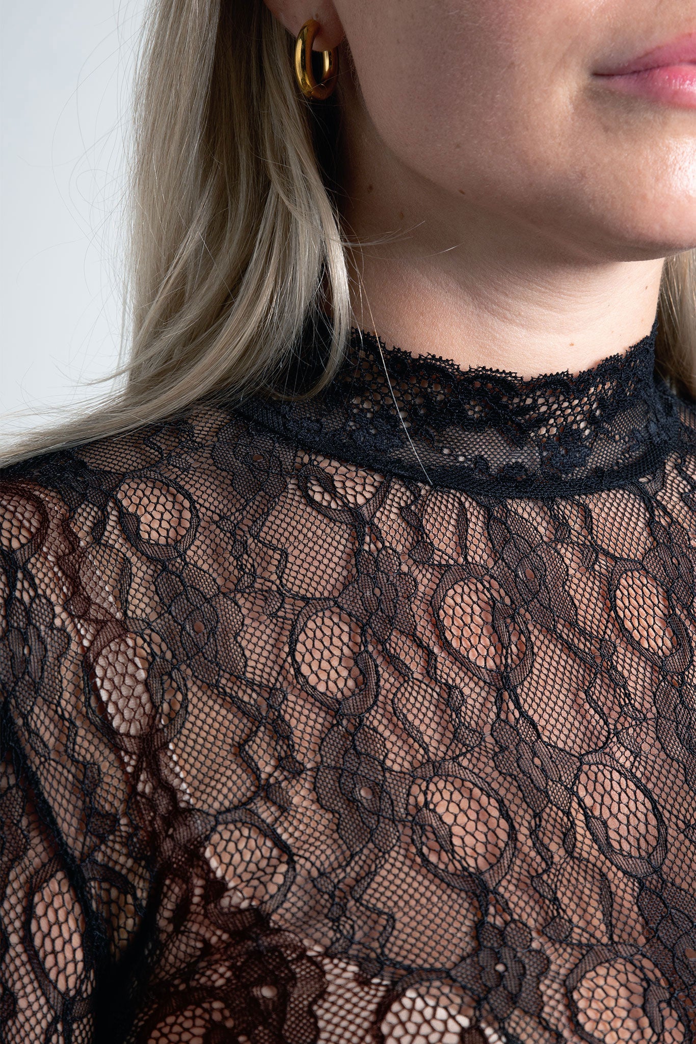 Langarmshirt mit hohem kragen & Spitze Schwarz im Detail