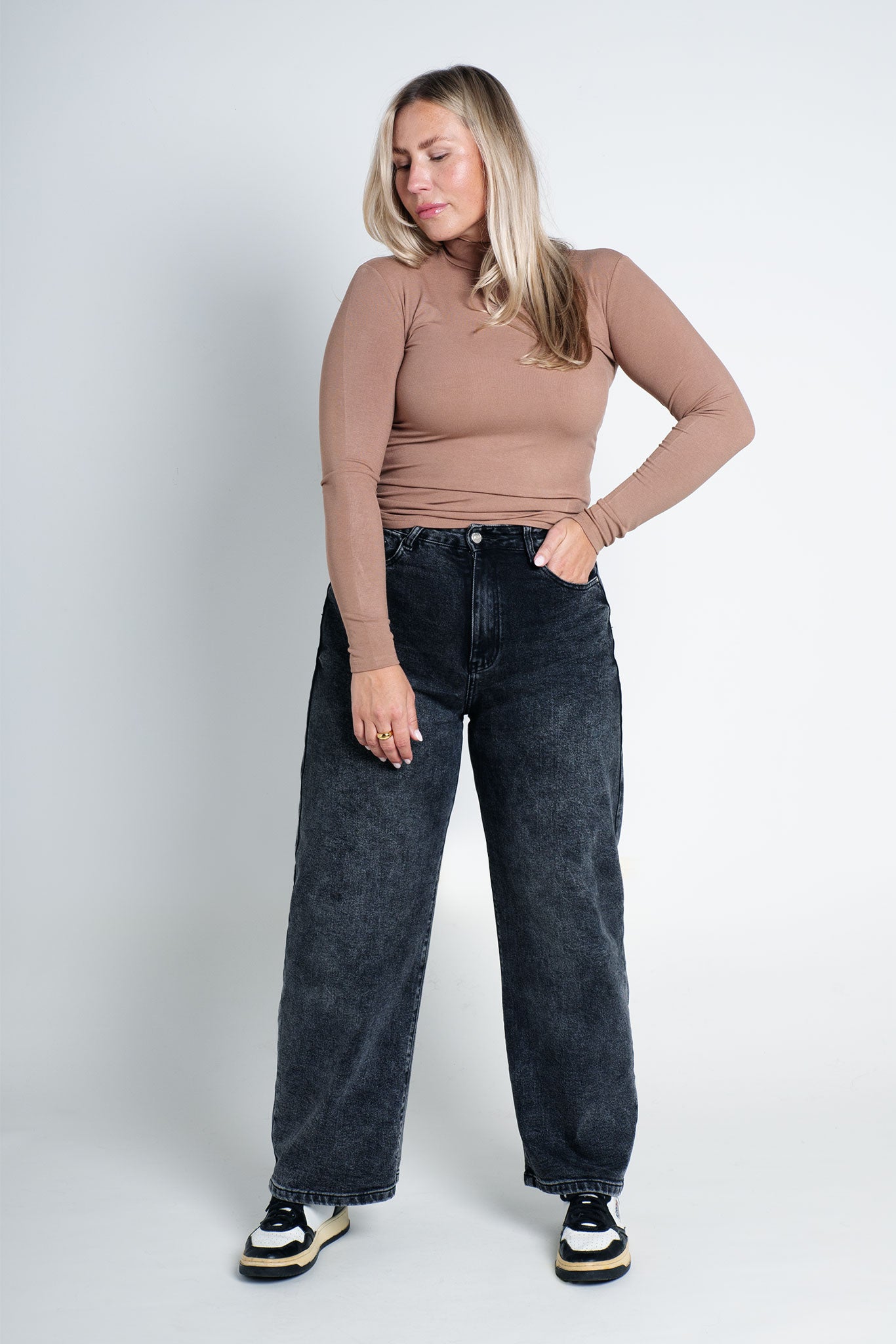 High Neck Langarmshirt Braun Ganzkörper