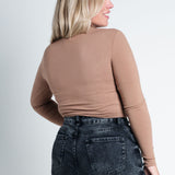 High Neck Langarmshirt Braun von hinten