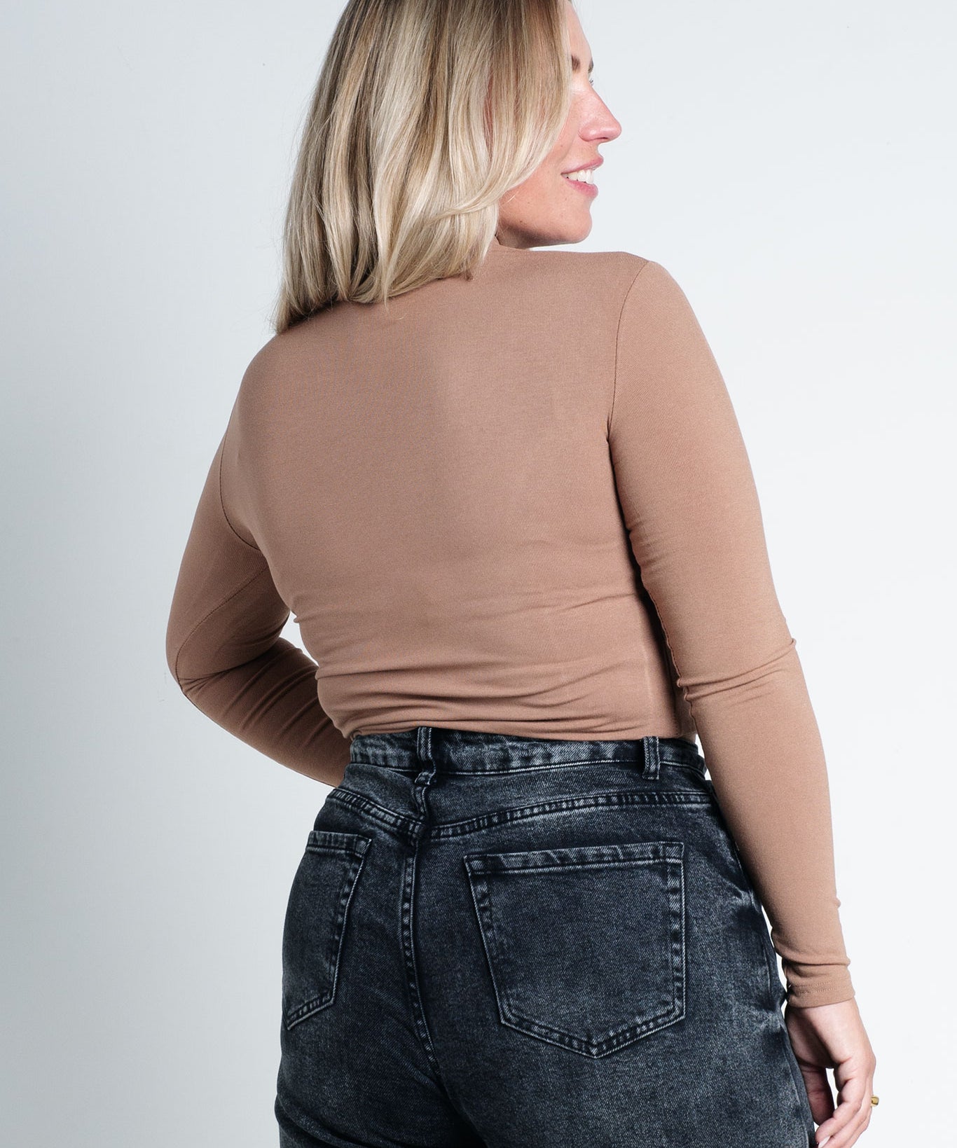 High Neck Langarmshirt Braun von hinten