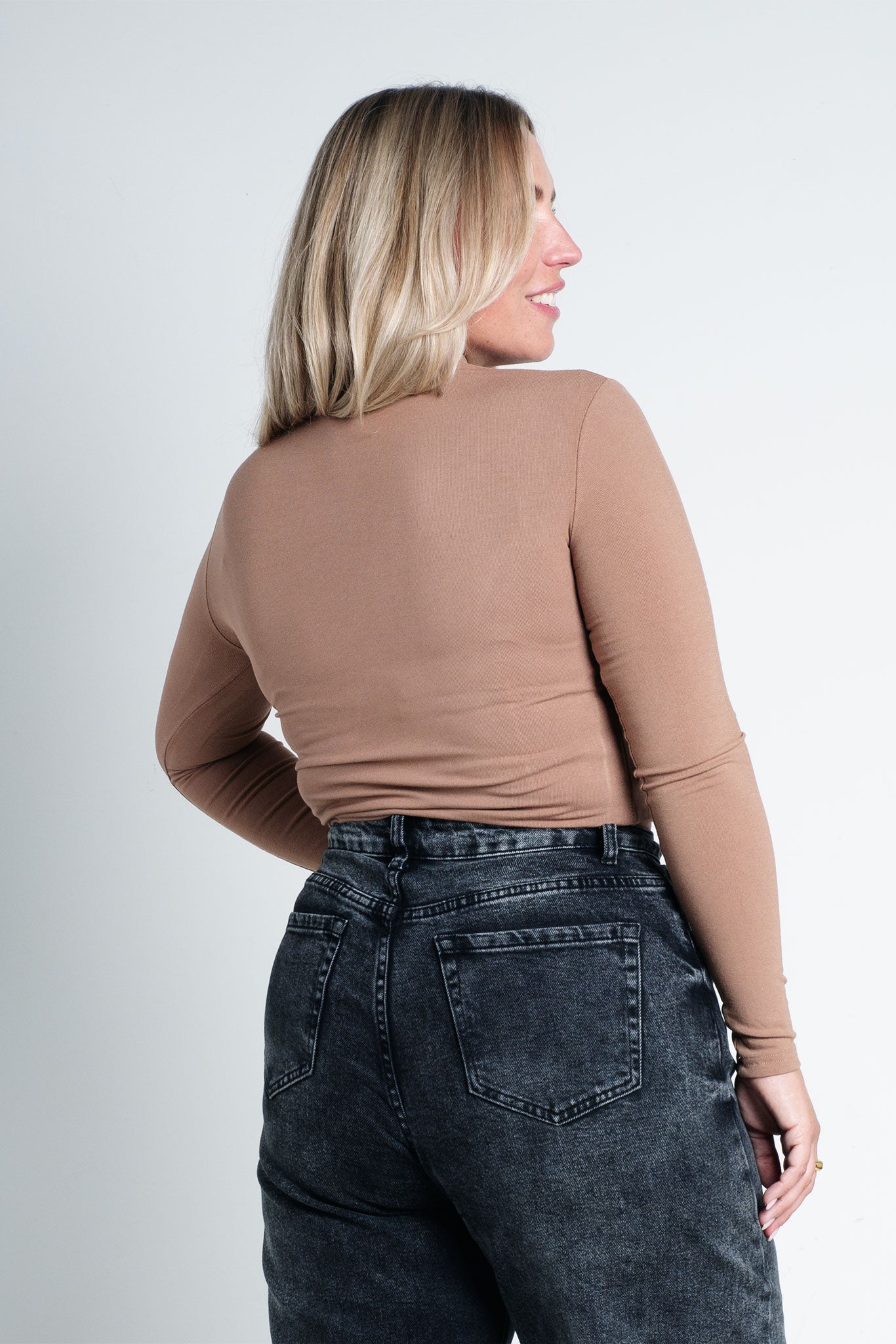 High Neck Langarmshirt Braun von hinten