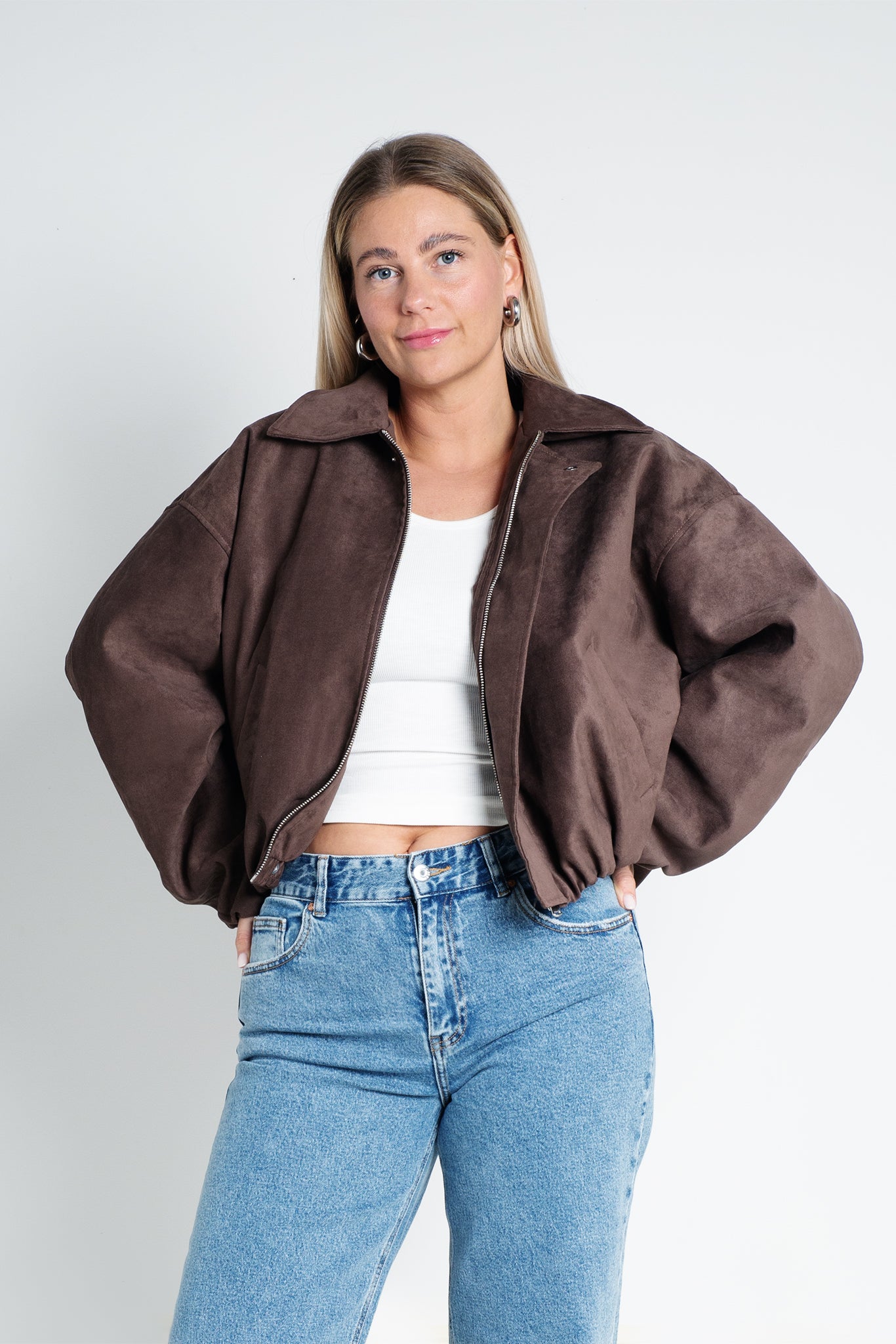Jacke aus Wildlederimitat Balloon Fit Cropped Dunkelbraun von vorne