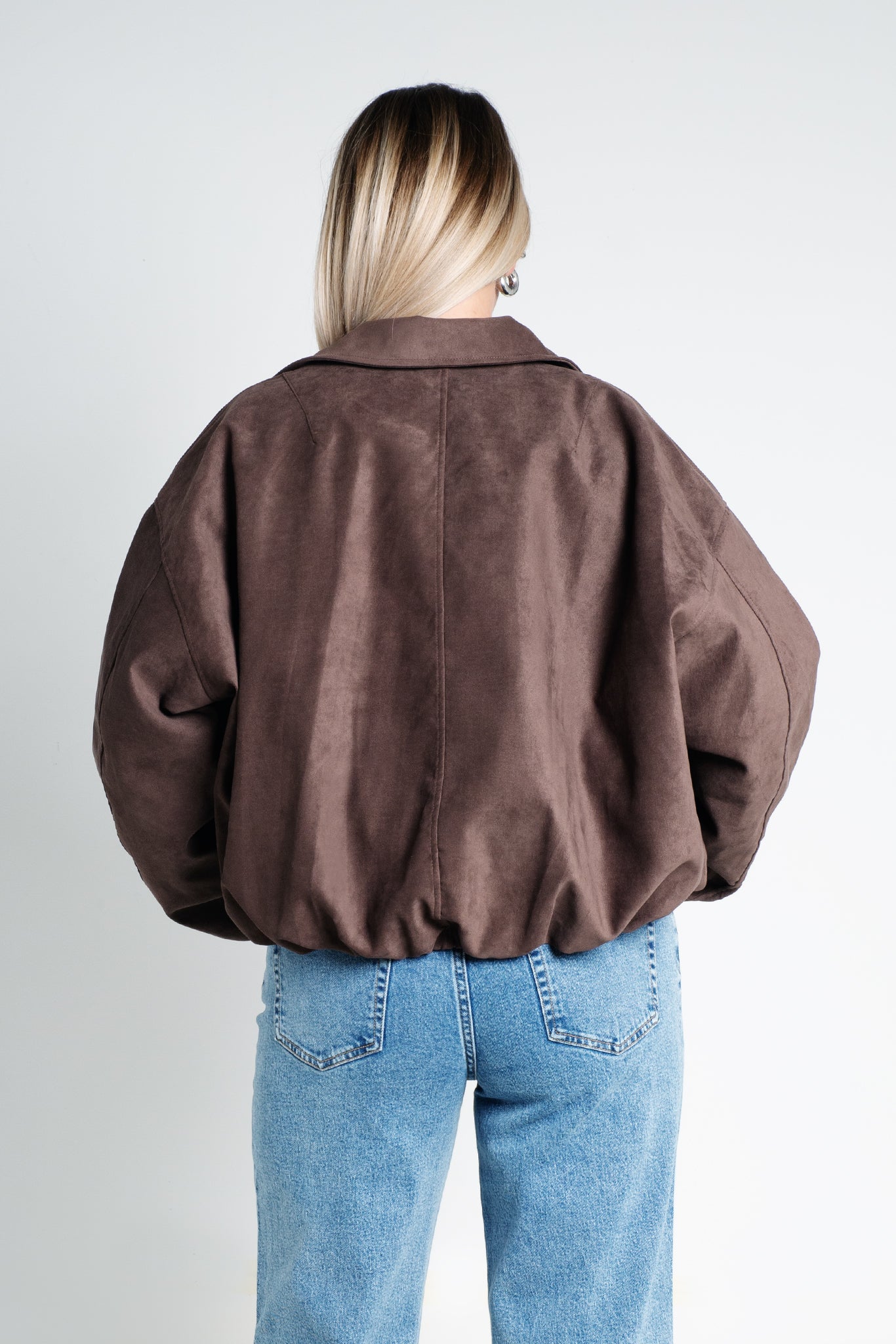 Jacke aus Wildlederimitat Balloon Fit Cropped Dunkelbraun von hinten