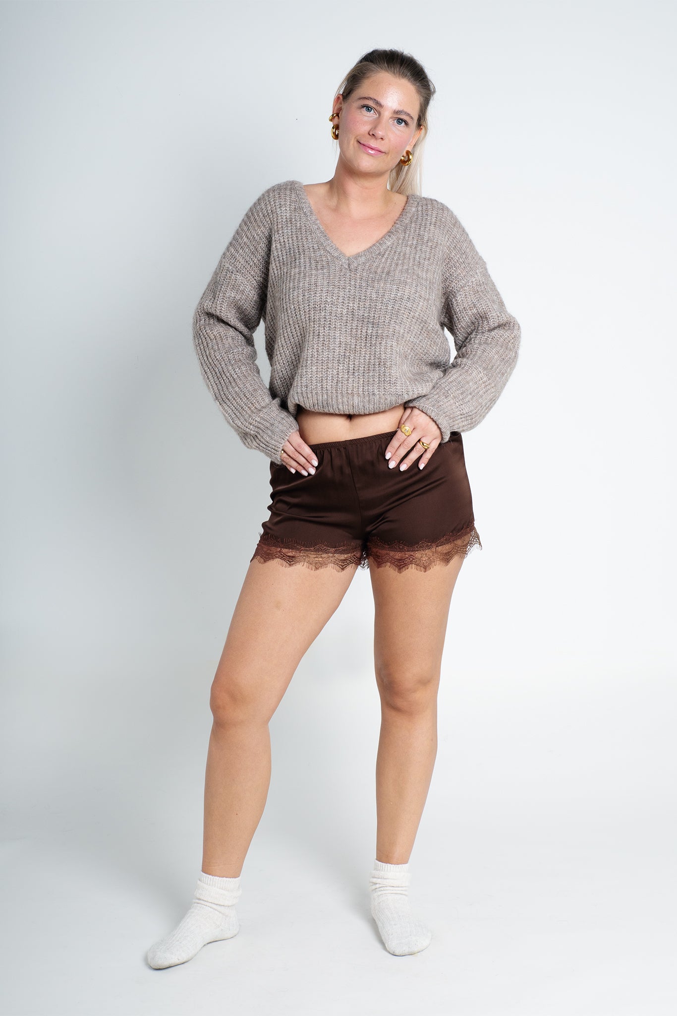 Seidenshorts mit Spitze Braun Ganzkörper