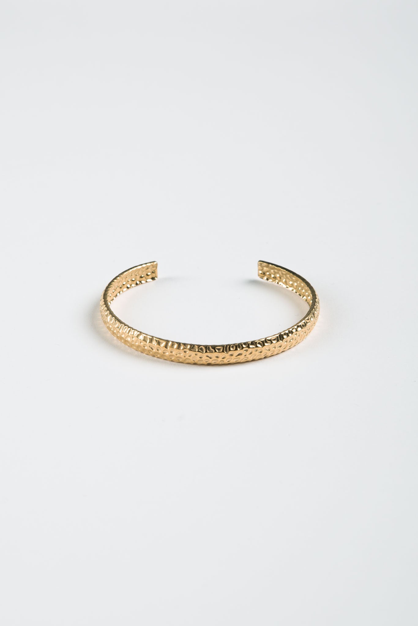 Armreif Offen Gehämmert aus Edelstahl Gold von vorne