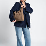 Tasche Wildleder Shopper mit festem Boden Beige am Model Ganzkörper