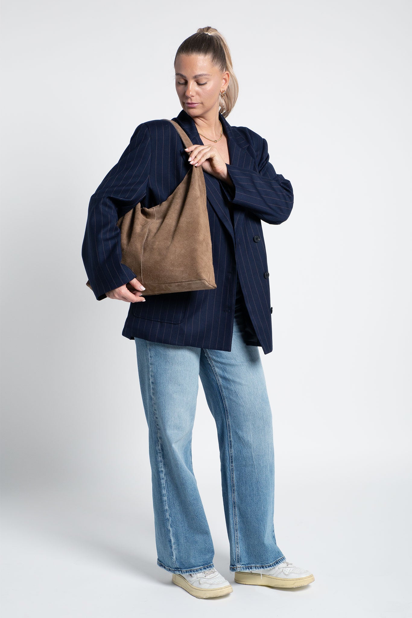 Tasche Wildleder Shopper mit festem Boden Beige am Model Ganzkörper