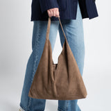 Tasche Wildleder Shopper mit festem Boden Beige am Model