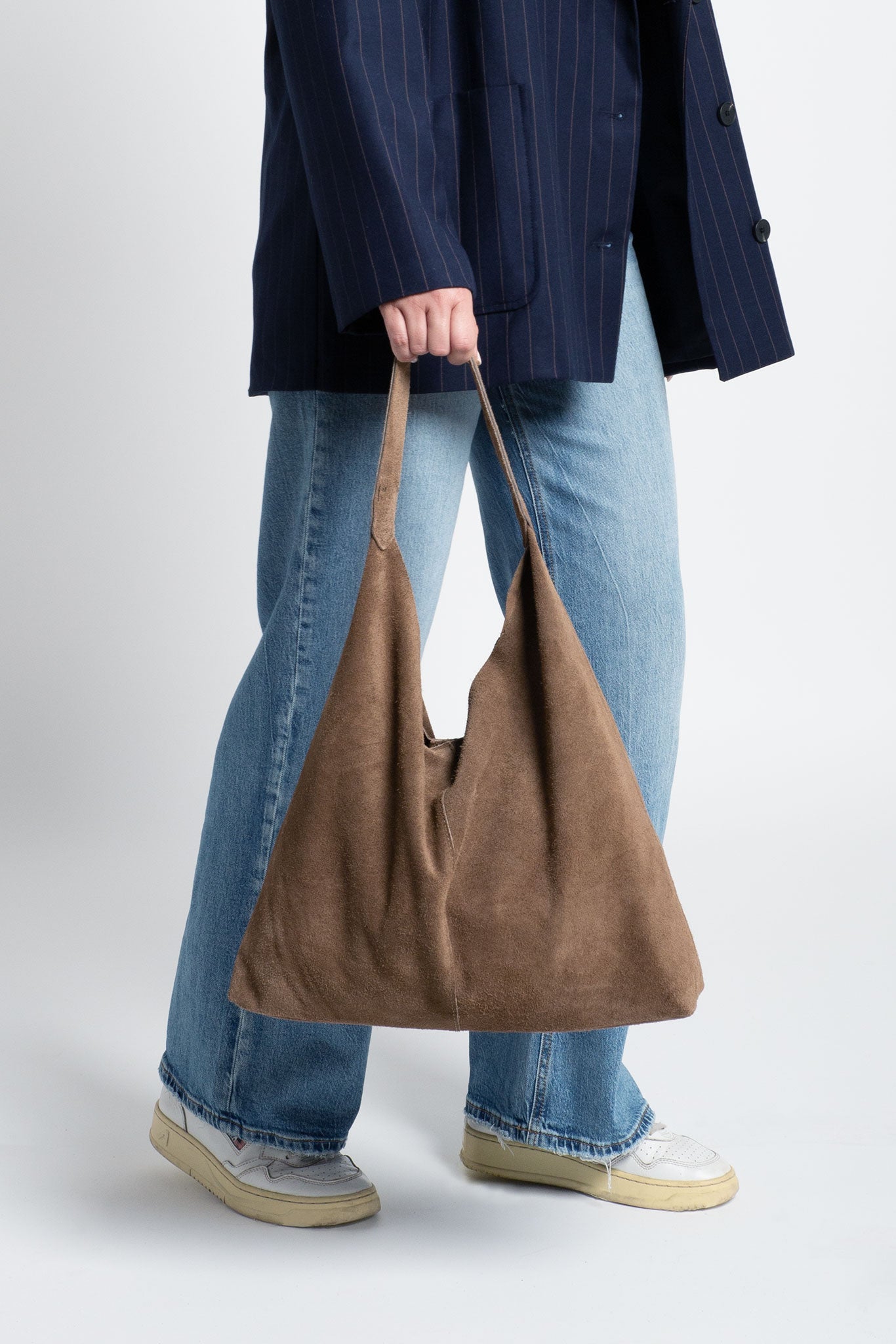 Tasche Wildleder Shopper mit festem Boden Beige am Model