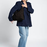 Tasche Wildleder Shopper mit festem Boden Dunkelbraun am Model Ganzkörper