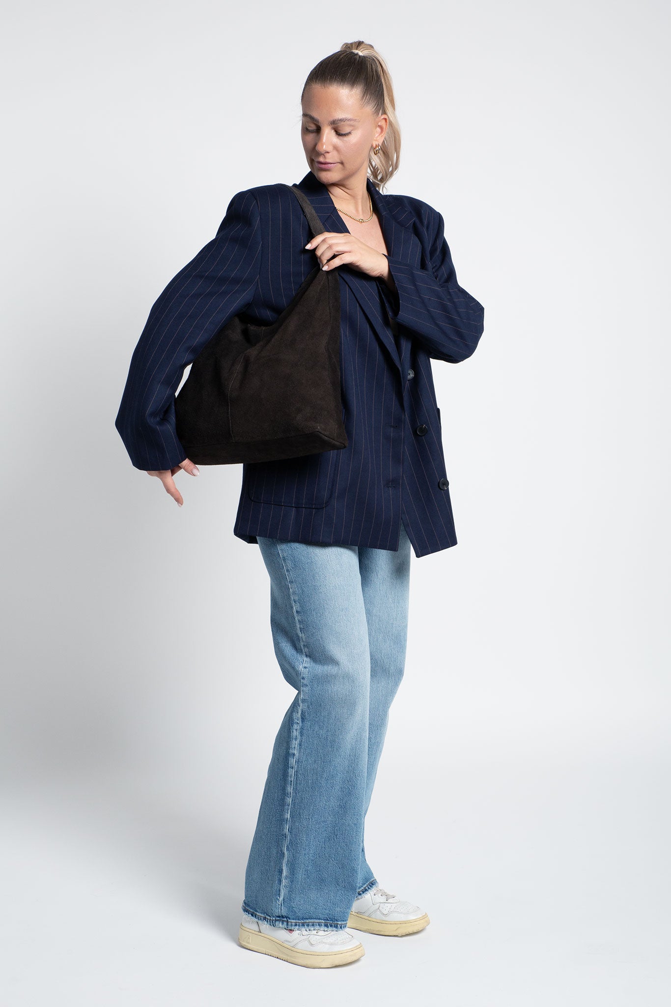 Tasche Wildleder Shopper mit festem Boden Dunkelbraun am Model Ganzkörper