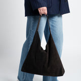 Tasche Wildleder Shopper mit festem Boden Dunkelbraun am Model