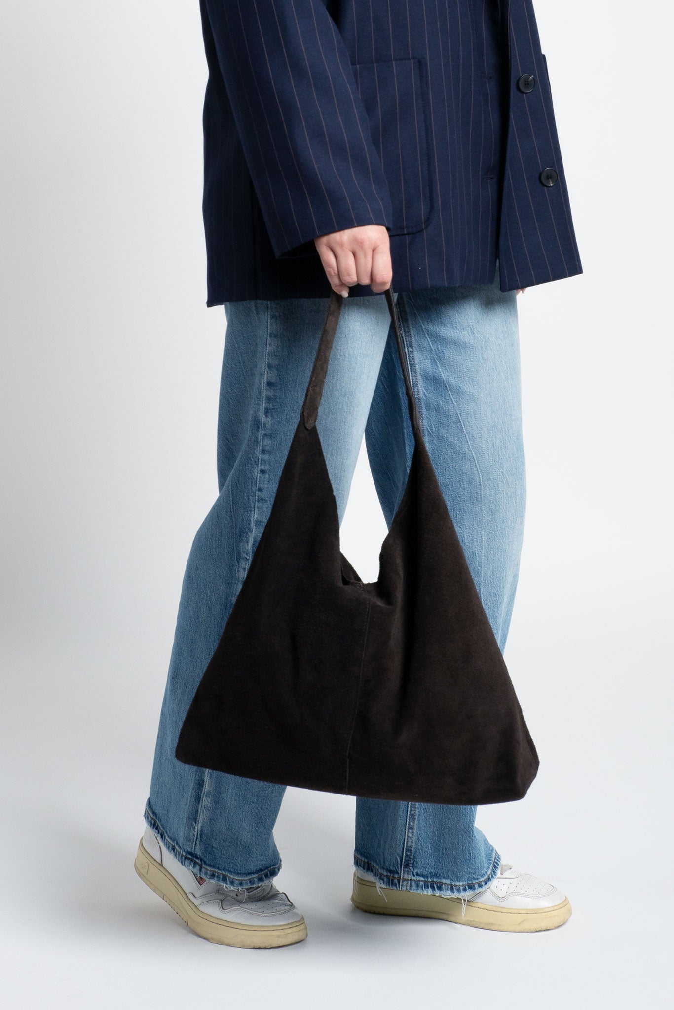 Tasche Wildleder Shopper mit festem Boden Dunkelbraun am Model