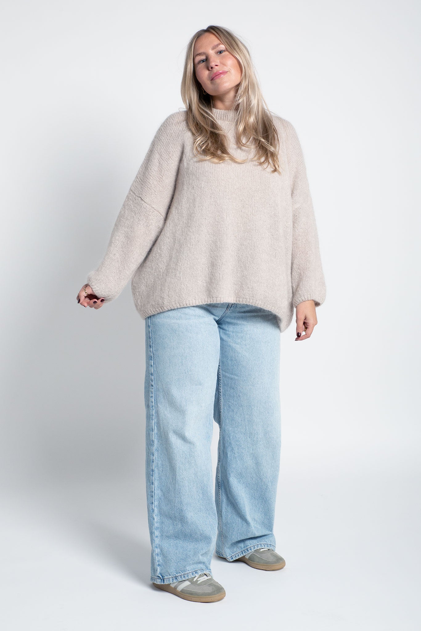 Strickpullover Oversized mit Rundhals Beige Ganzkörper frontal