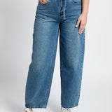 Jeans Ultra High Waisted Balloon Fit mit Gürtel Dunkelblau von vorne
