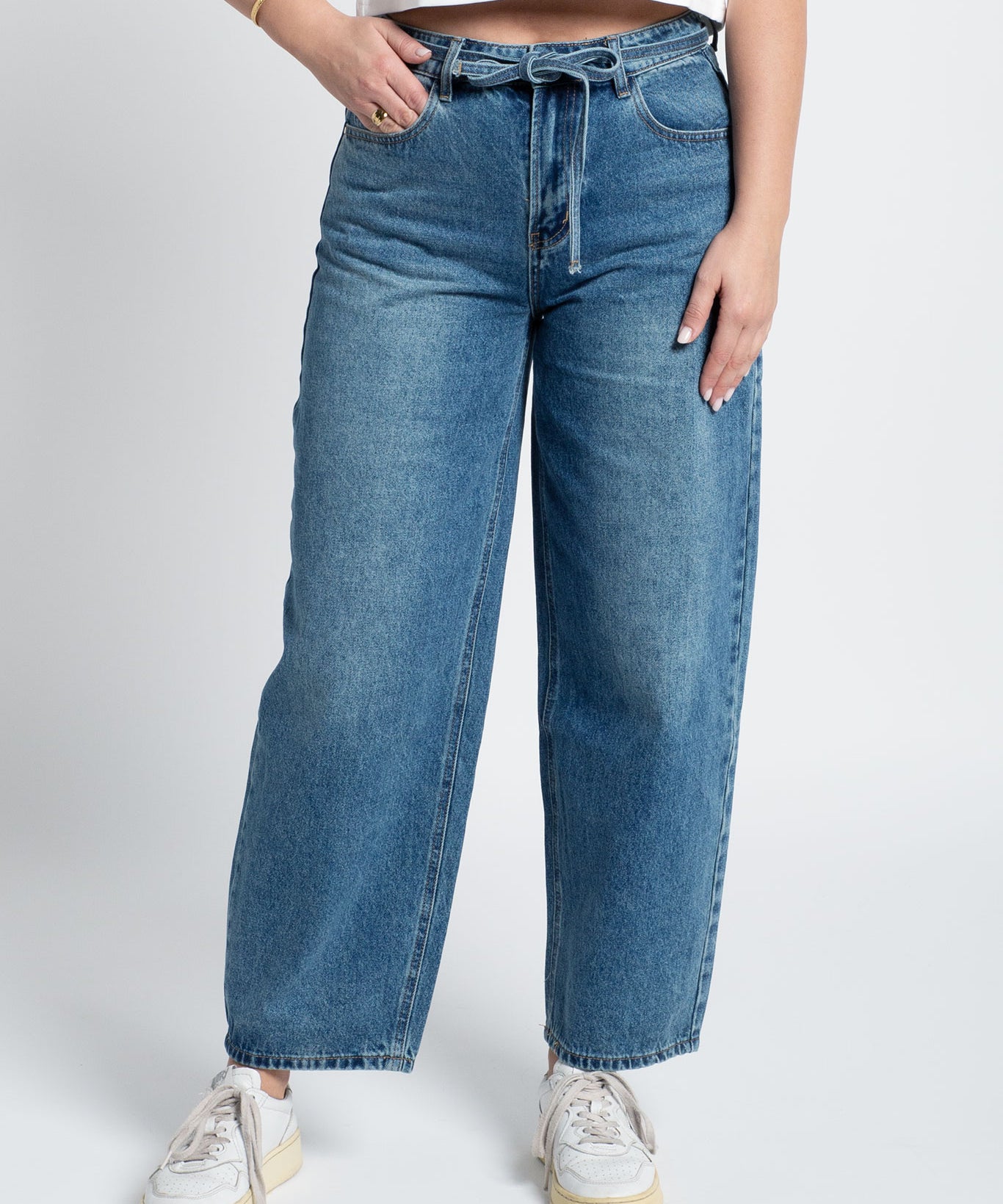 Jeans Ultra High Waisted Balloon Fit mit Gürtel Dunkelblau von vorne