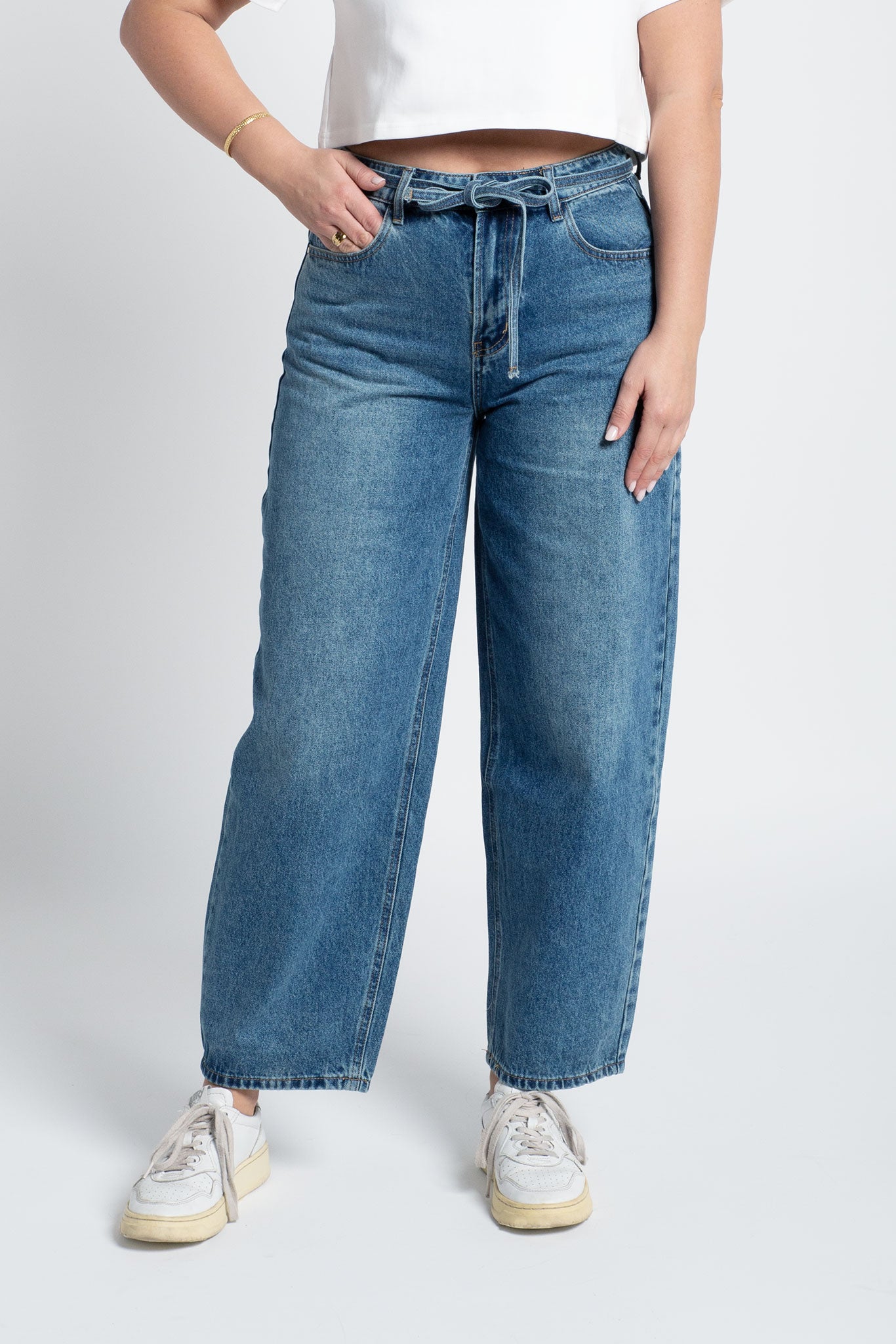 Jeans Ultra High Waisted Balloon Fit mit Gürtel Dunkelblau von vorne