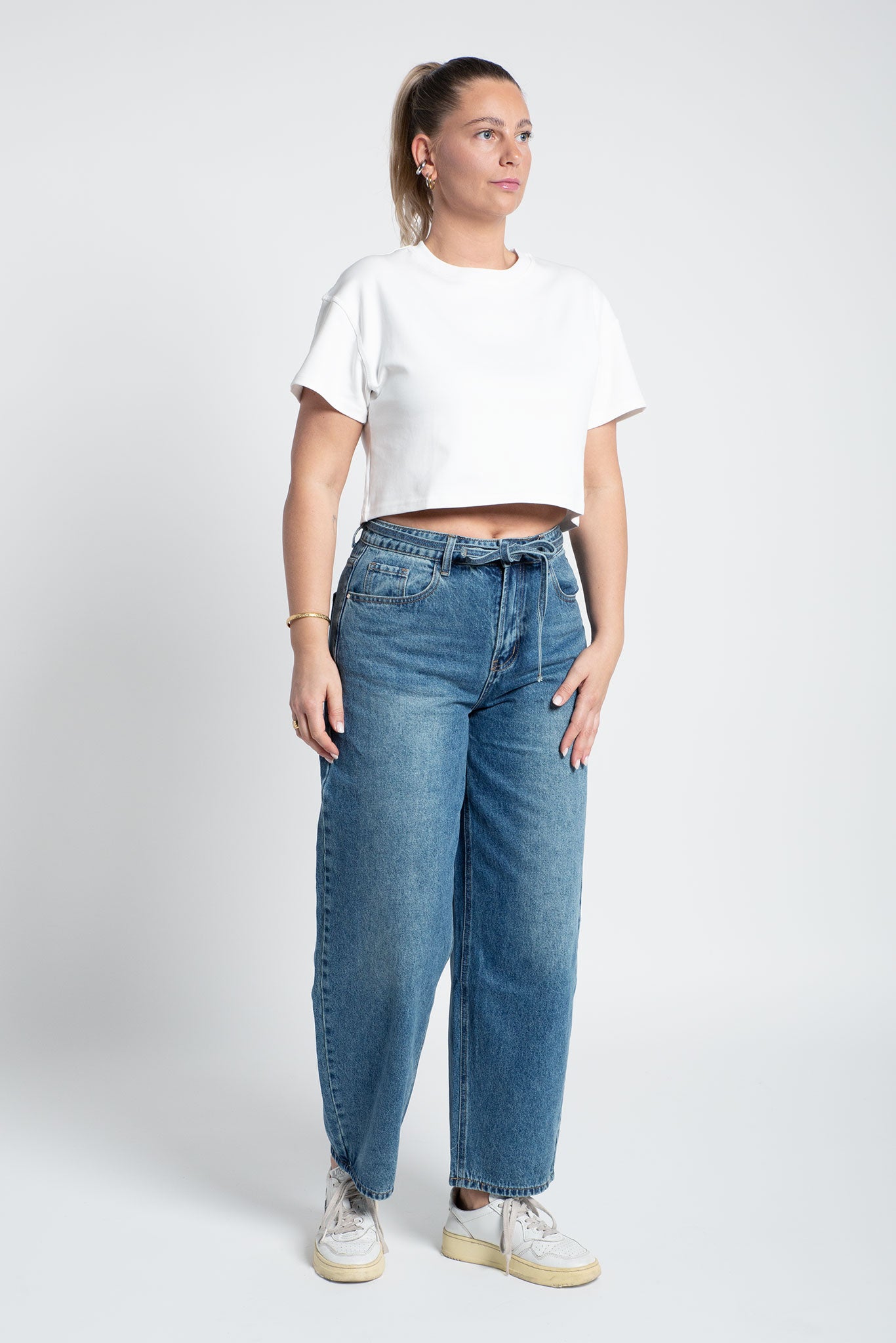 Jeans Ultra High Waisted Balloon Fit mit Gürtel Dunkelblau Ganzkörper frontal