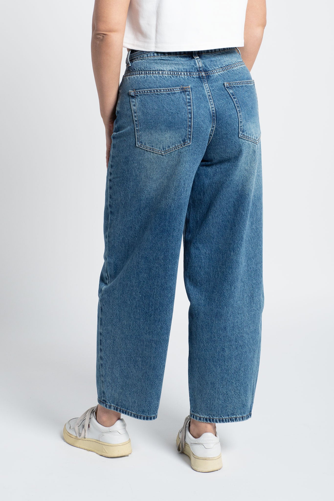 Jeans Ultra High Waisted Balloon Fit mit Gürtel Dunkelblau von hinten