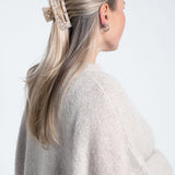 Haarklammer Groß Eckig Perlmutt Creme Weiß am Model