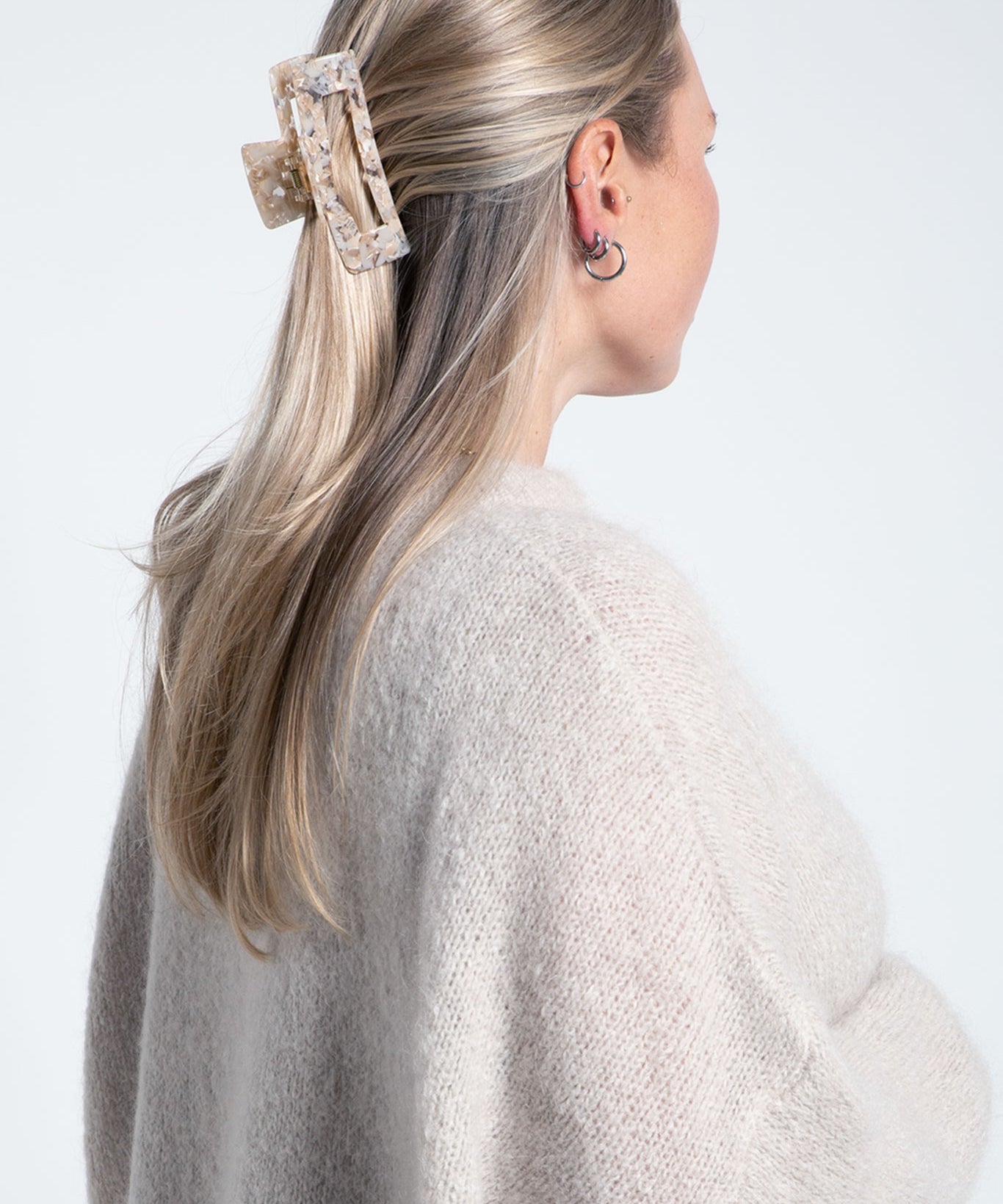 Haarklammer Groß Eckig Perlmutt Creme Weiß am Model