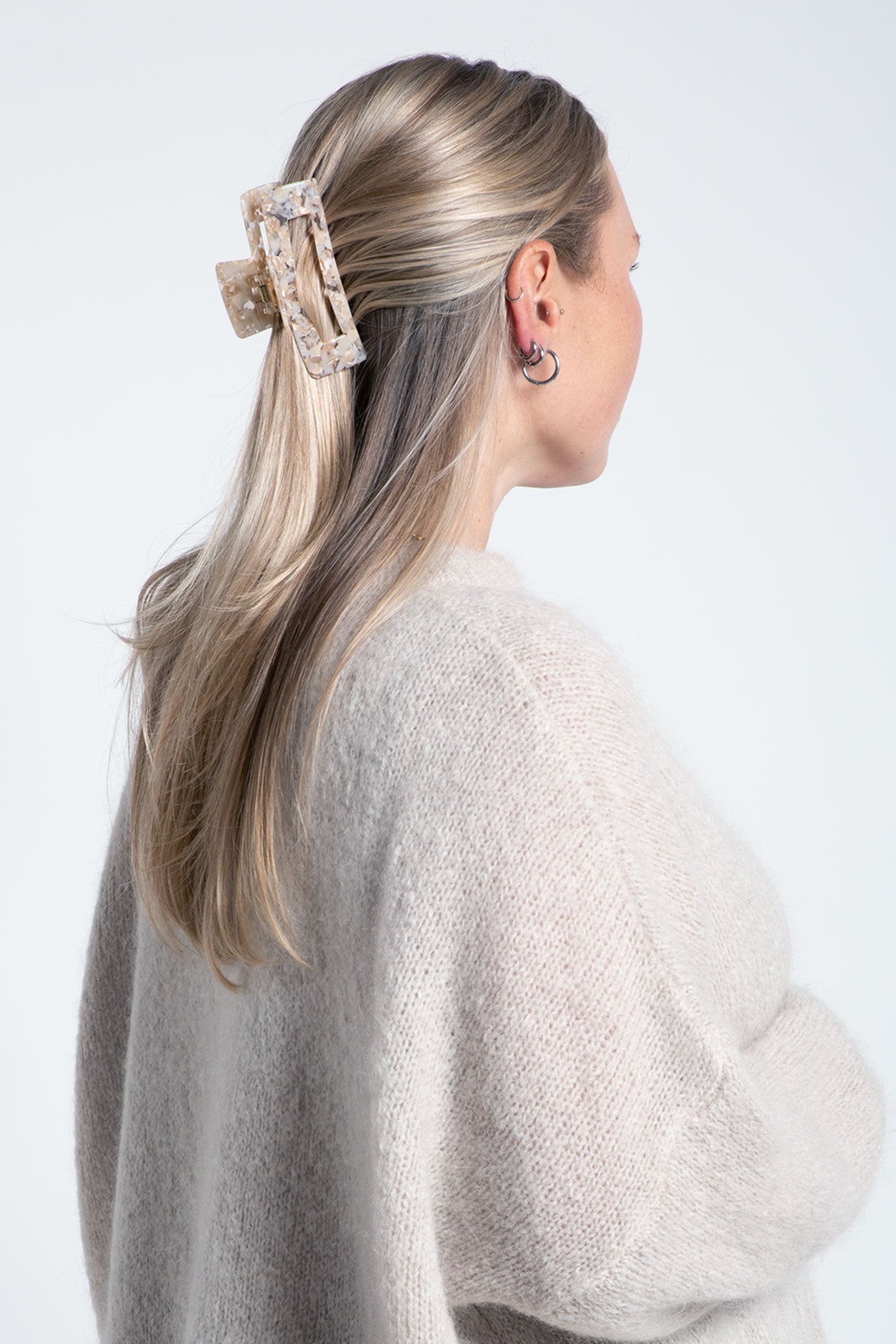 Haarklammer Groß Eckig Perlmutt Creme Weiß am Model