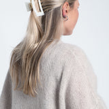 Haarklammer Groß Eckig Beige Transparent Creme am Model