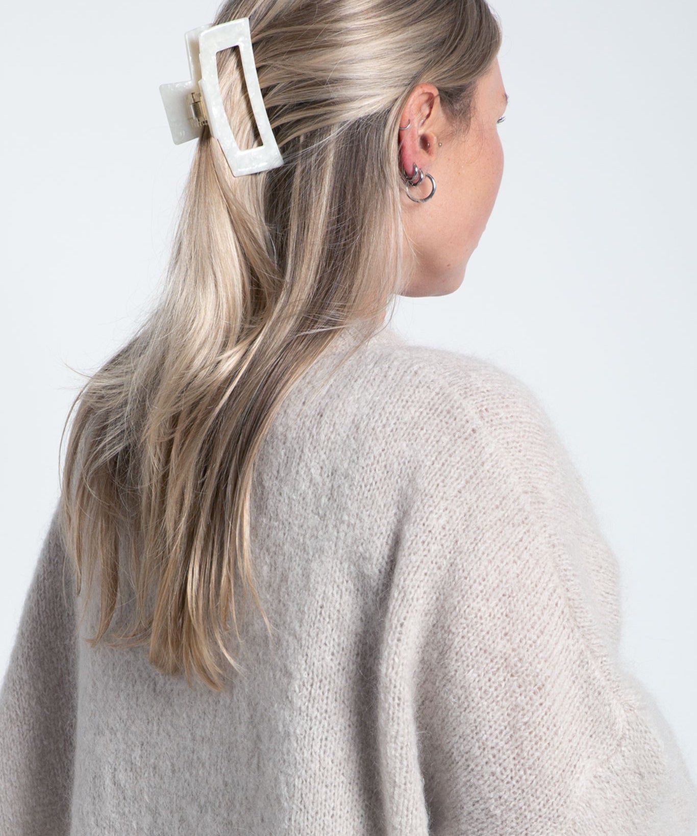 Haarklammer Groß Eckig Beige Transparent Creme am Model