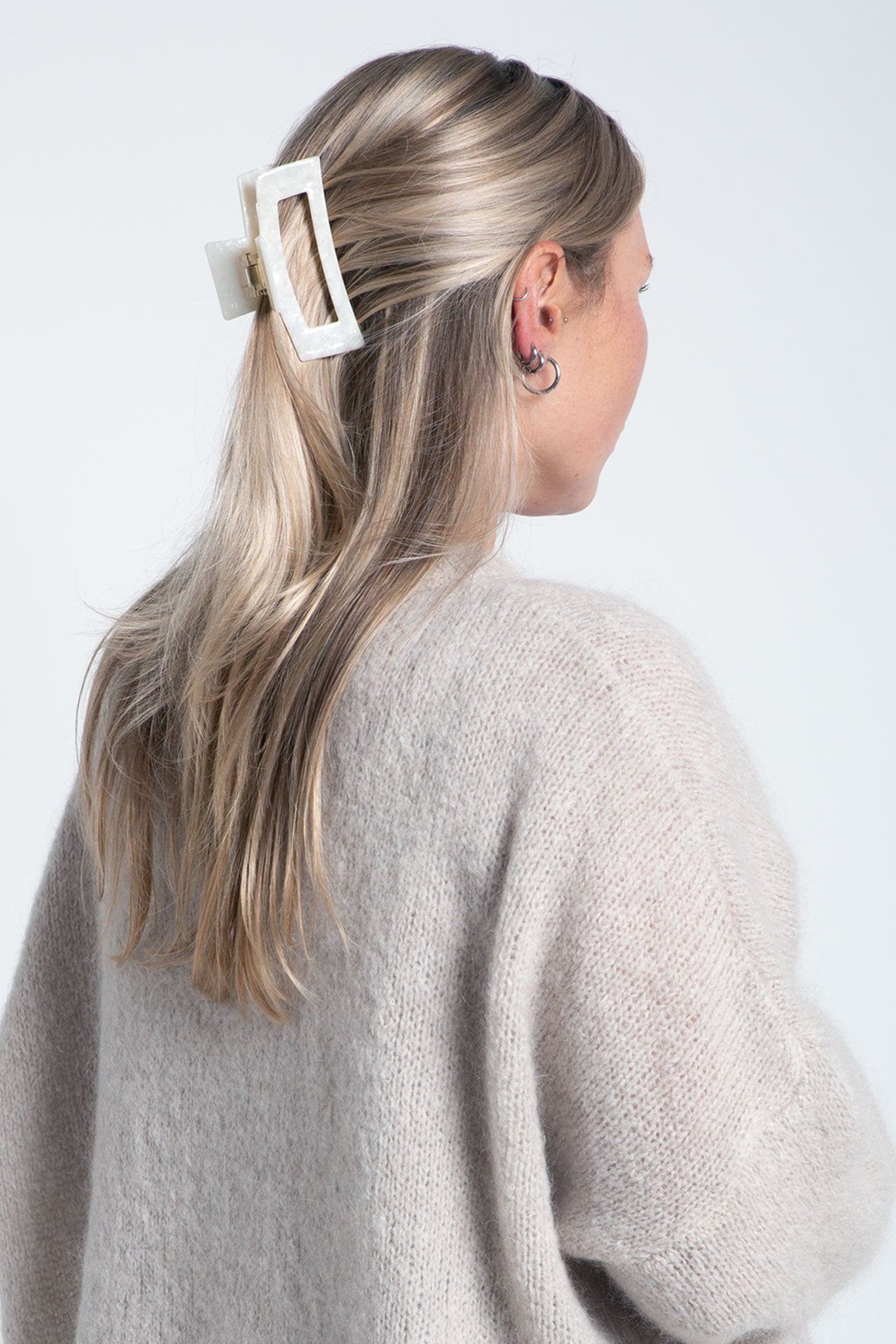 Haarklammer Groß Eckig Beige Transparent Creme am Model