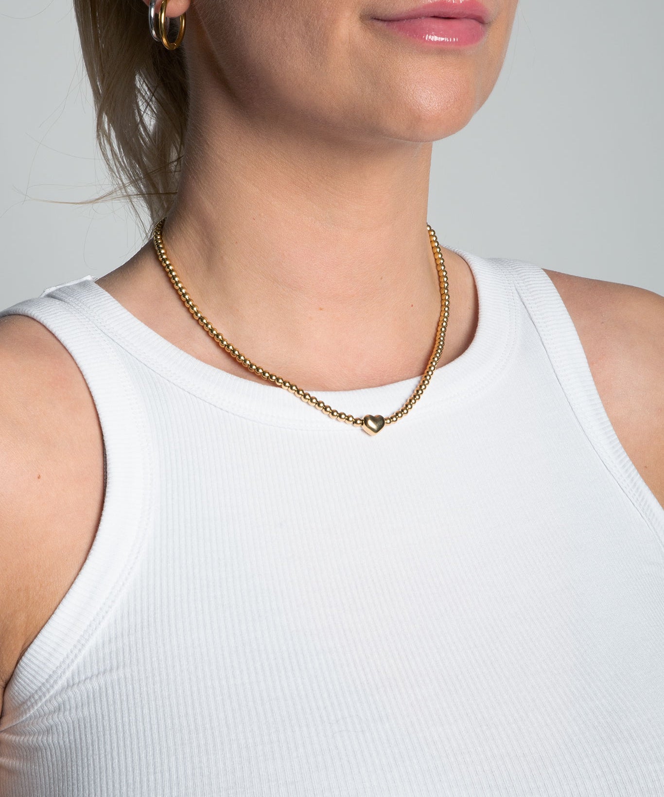 Kugelkette mit kleinem Herz 18 Karat Edelstahl Gold von vorne