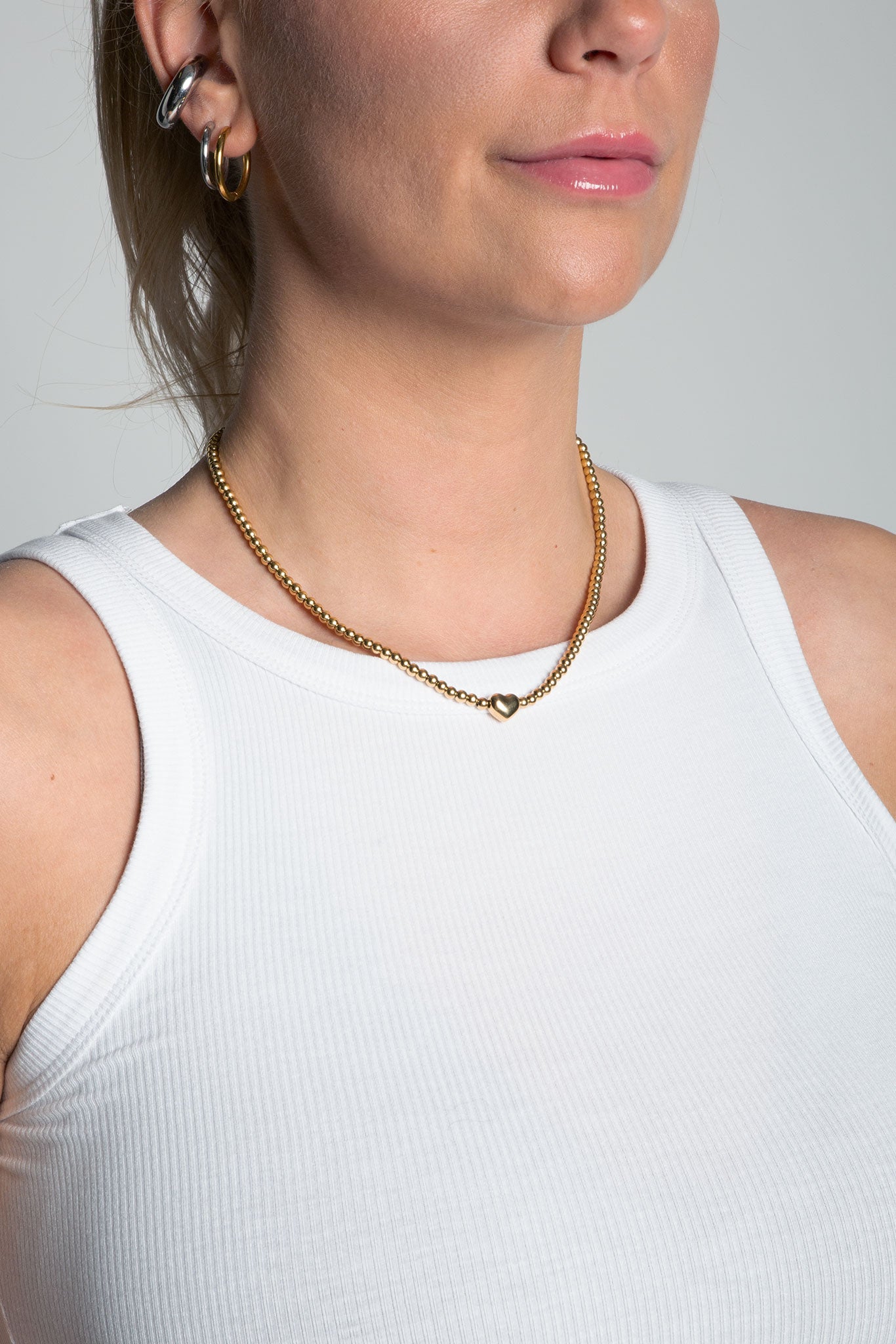 Kugelkette mit kleinem Herz 18 Karat Edelstahl Gold von vorne