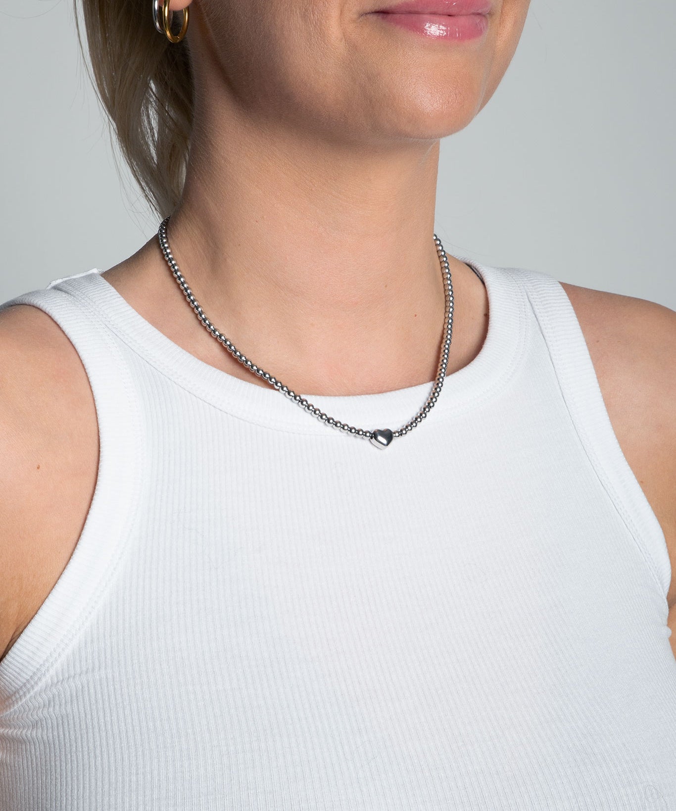 Kugelkette mit kleinem Herz aus Edelstahl Silber von vorne