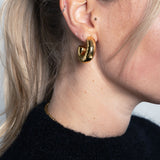 Creolen Edelstahl Medium Gehämmert Gold am Model