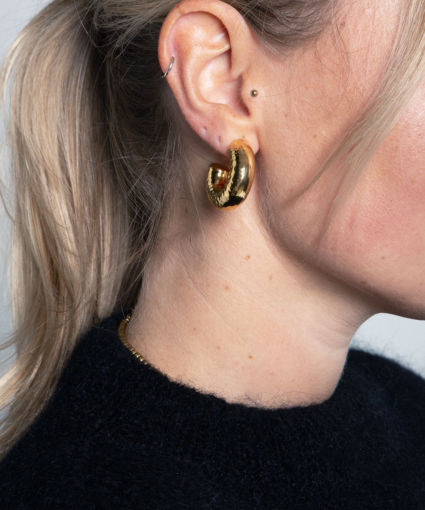 Creolen Edelstahl Medium Gehämmert Gold am Model