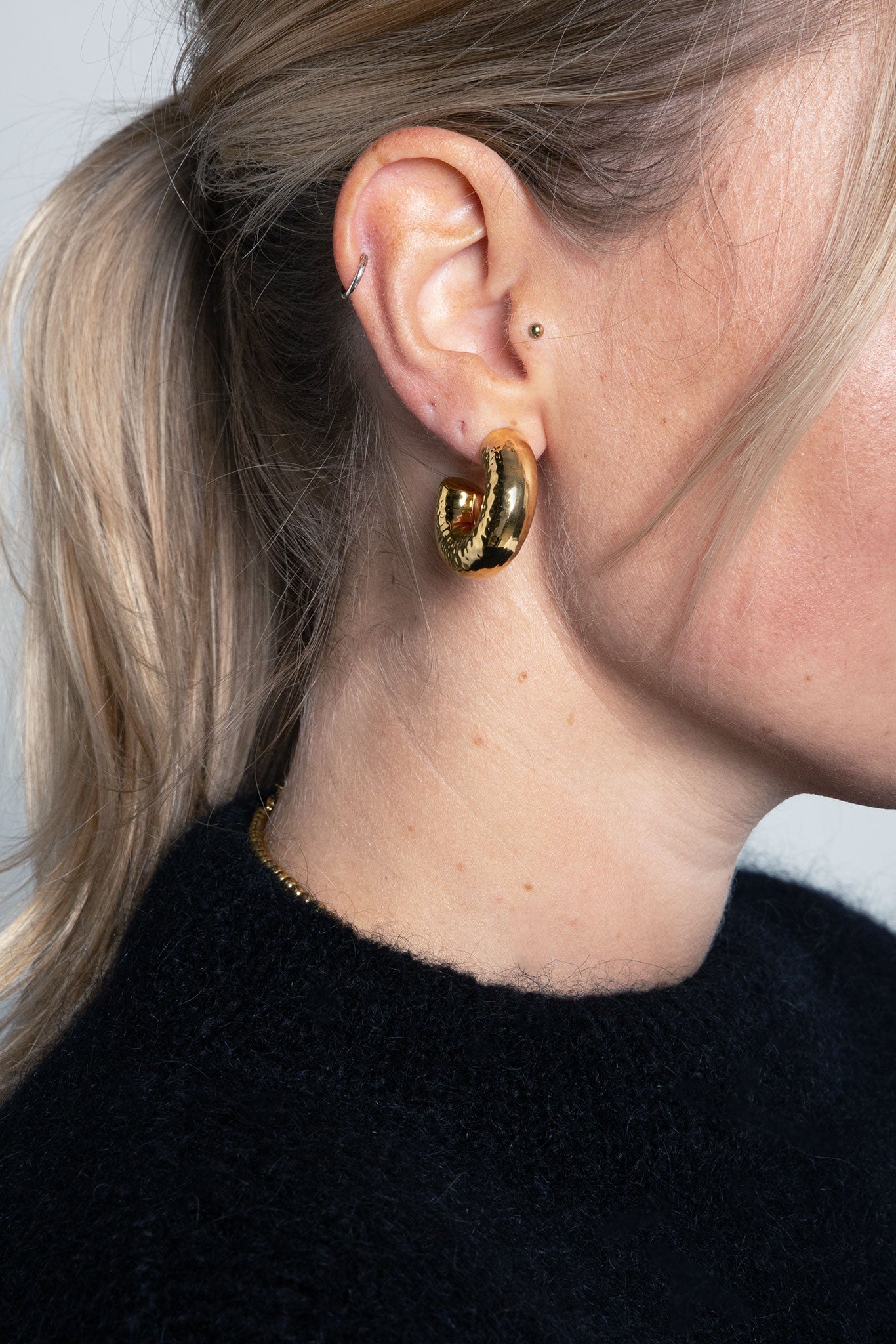 Creolen Edelstahl Medium Gehämmert Gold am Model