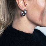 Creolen Edelstahl Medium Gehämmert Silber am Model