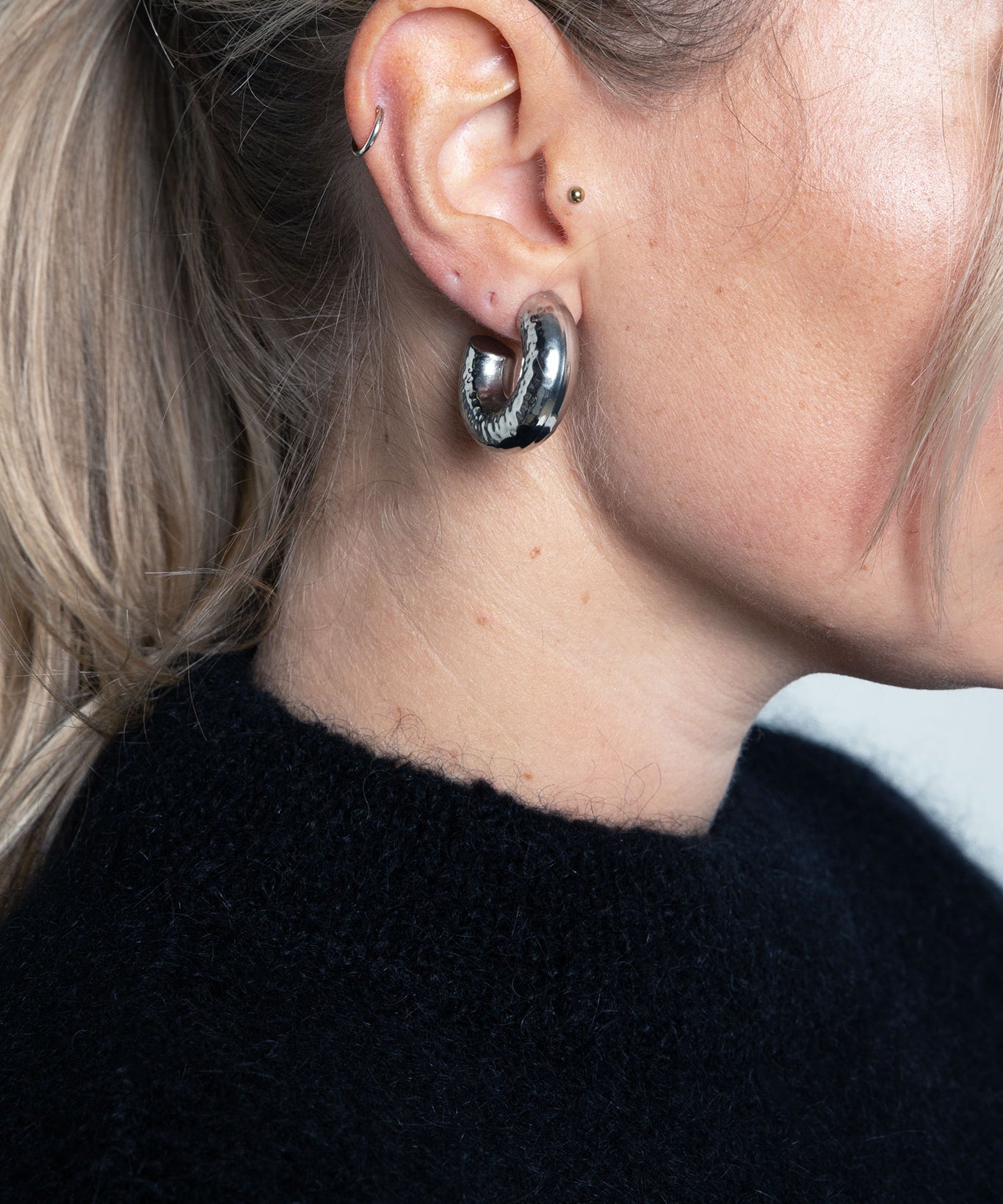 Creolen Edelstahl Medium Gehämmert Silber am Model