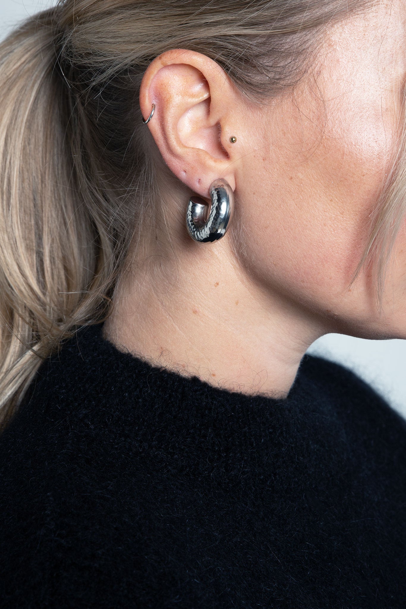 Creolen Edelstahl Medium Gehämmert Silber am Model