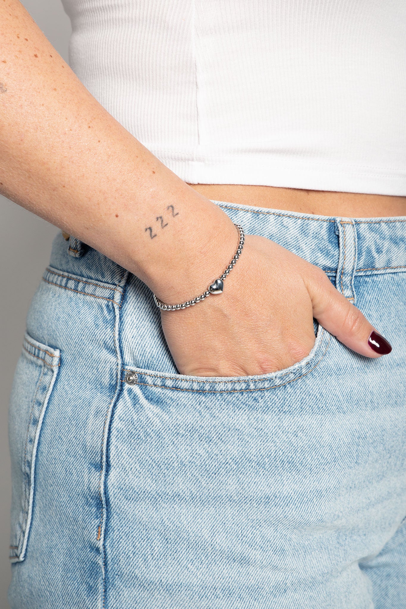 Kugelarmband mit kleinem Herz aus Edelstahl Silber am Model