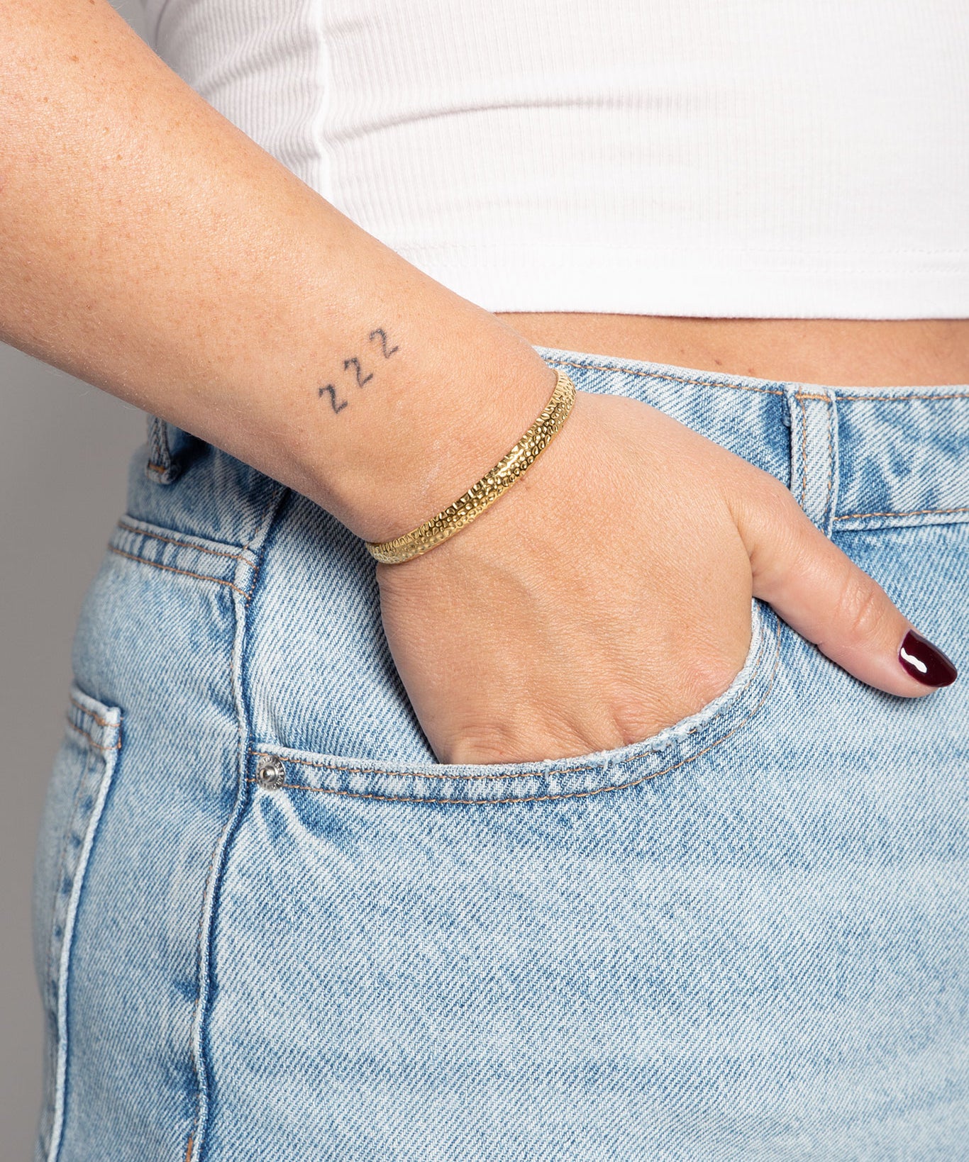 Armreif Offen Gehämmert aus Edelstahl Gold am Model