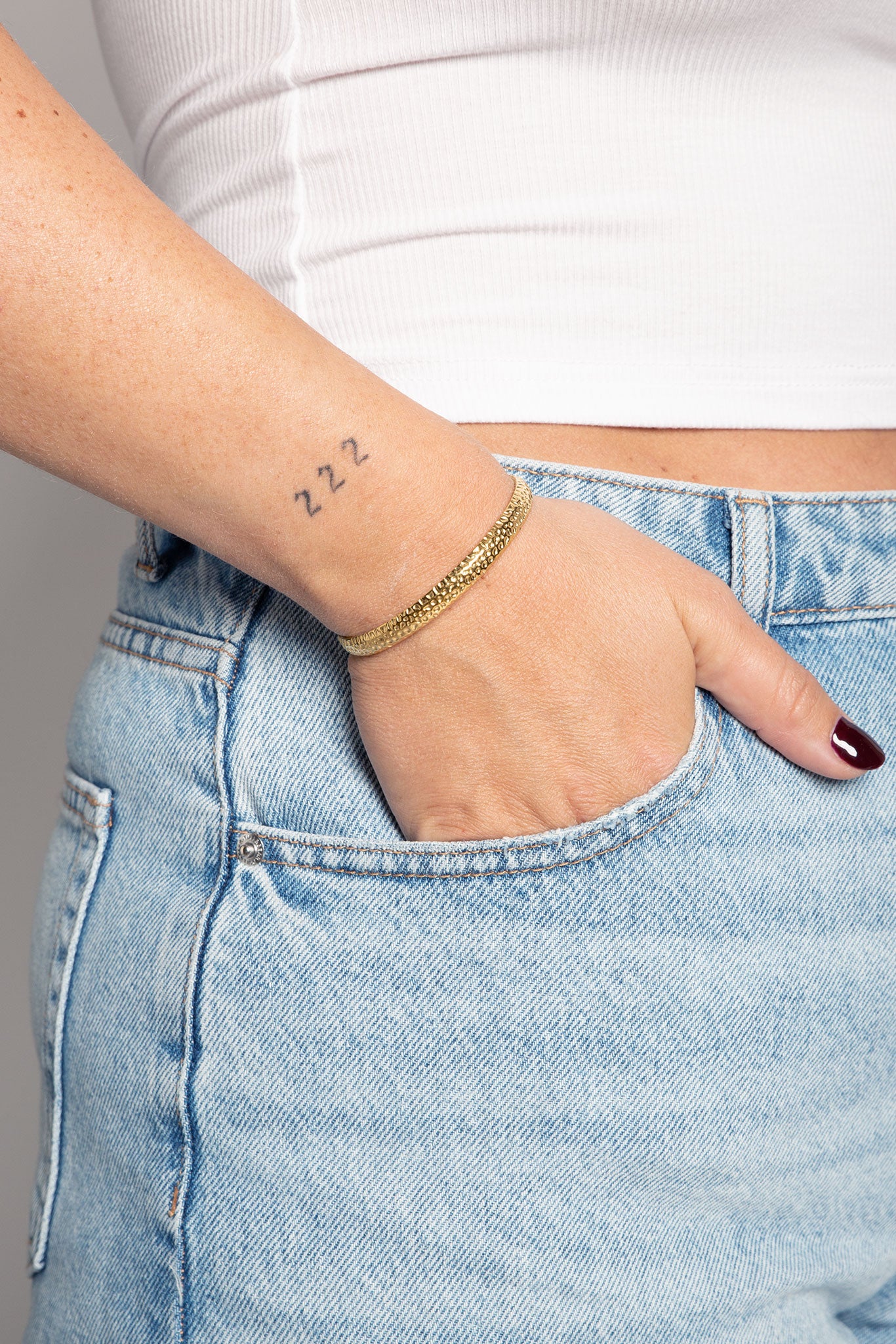 Armreif Offen Gehämmert aus Edelstahl Gold am Model