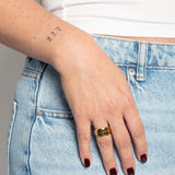 Ring Rund Gehämmert Edelstahl Gold am Model